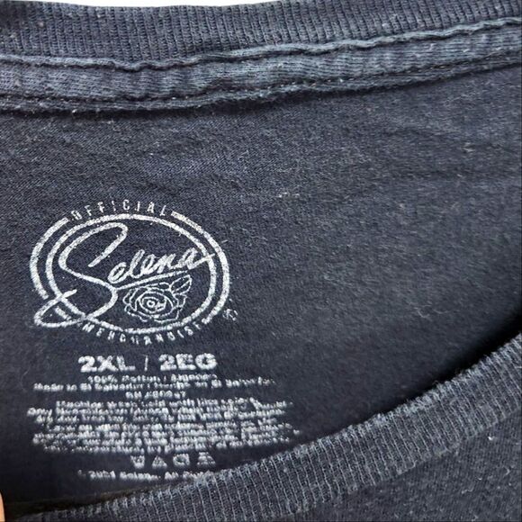 Selena Quintanilla Black T-Shirt Mens Unisex 2XL Red Roses Short Sleeve Official - Picture 2 of 4